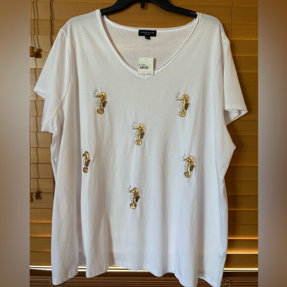 Alexis Taylor NWT Adorable White Tee with Gold Seahorse Accents. Size 3X